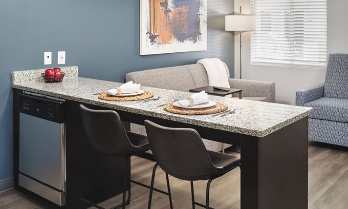 Lithia Springs Hotel | Family-Friendly Getaway - 2 Spacious Modern Suites Near Mercedes-Benz Stadium