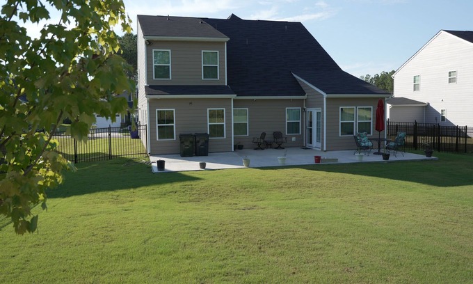 Huntersville House | Family fun. 20 minute drive to everything: theme parks, movies, & outlet malls.