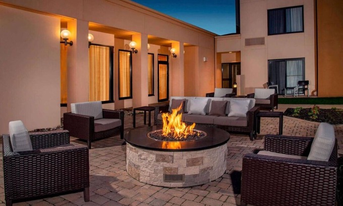 Newark Hotel | Family Fun at Brandywine Zoo! Pets Allowed, FREE Parking Onsite, Indoor Pool!