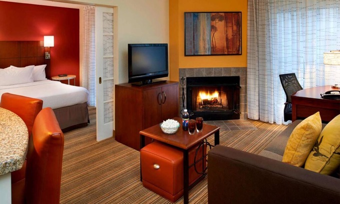 Warren Resort | Family Fun at Detroit Zoo! Free Breakfast, Full Kitchen, Pet-friendly Property!