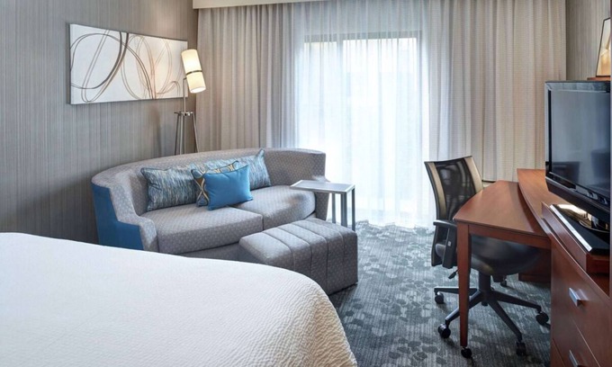 Brookfield Hotel | Family Fun at Milwaukee County Zoo! Pet-friendly Property, Indoor Swimming Pool!