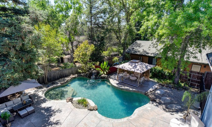 Orangevale House | Family Fun & Relaxation! 6-guests, beautiful backyard