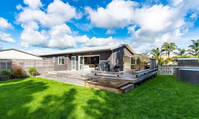 Mangawhai House | Family Fun - Sunny, fully-fenced, holiday home - walk to the village, markets, Bennetts, Tavern and more