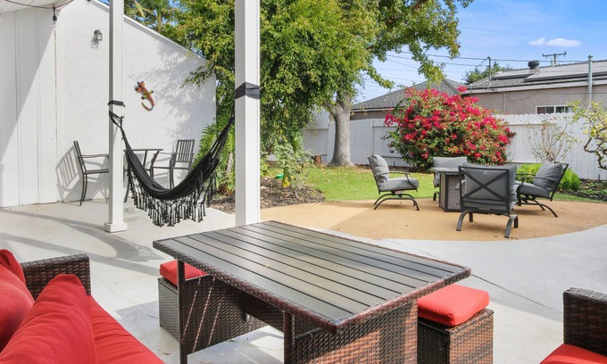 Bixby Knolls House | FAMILY Gathering | KING Bed! | Big Kitchen & Patio
