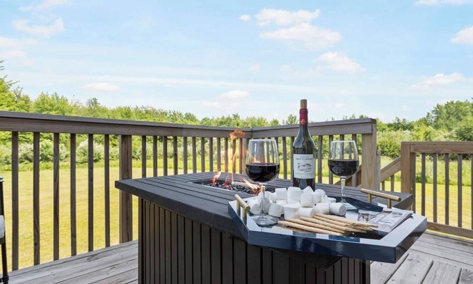Holland House | Family Getaway: 5 Mins to Lake Michigan | Big Backyard