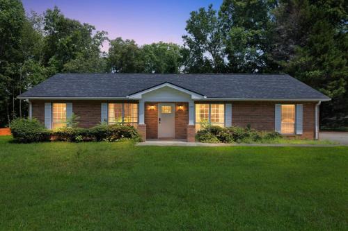 Winston - Salem House | Family Getaway 9BR Open-Concept Retreat home