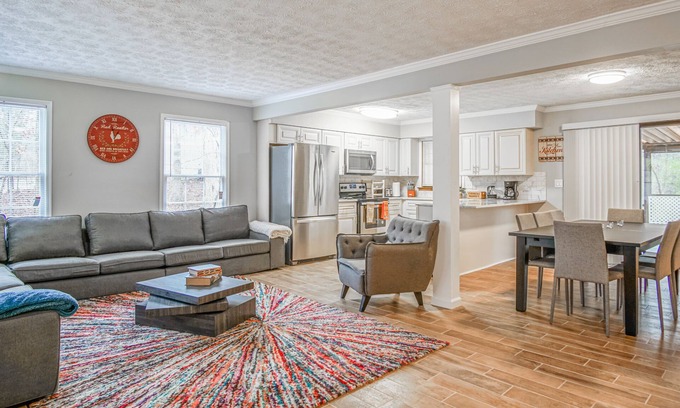 Lithonia House | ✩Family Getaway ✩Game room ✩Pet Friendly ✩Sleeps 15 ✩