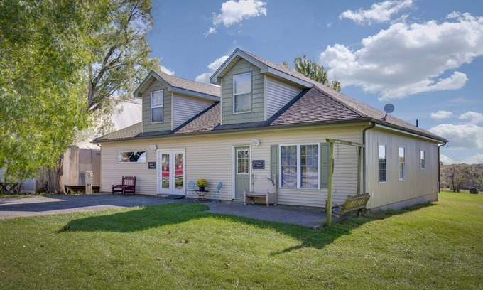Hamilton House | Family Getaway just one hour from Kansas City!