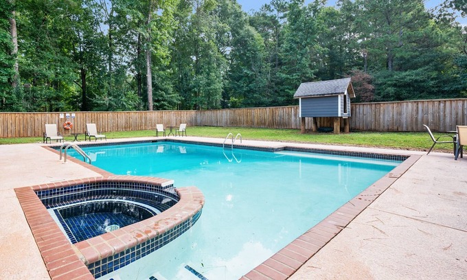 Conyers House | ✩Family Getaway ✩POOL ✩ Hot tub ✩ Pet Friendly ✩Sleeps 10