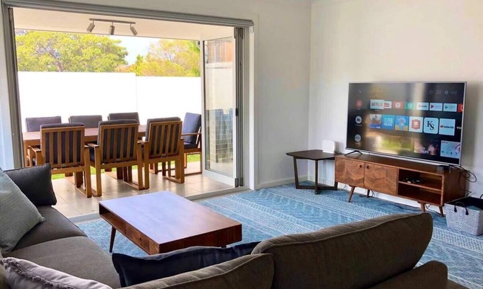 Shellharbour House | Family Getaway With LARGE Parent Retreat!