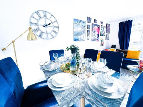 Bordesley Apartment | Family, Group & Contractor Stay - Sleeps Upto 9 Guests with Free Parking
