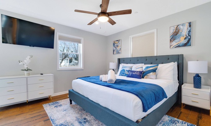 Annapolis House | Family/Group Retreat Near USNA stadium & Downtown Annapolis; Private yard