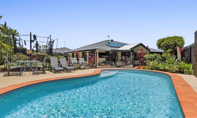 Currimundi House | Family holiday home, pool, private, fast wifi, 5min to beach, relaxing stay!