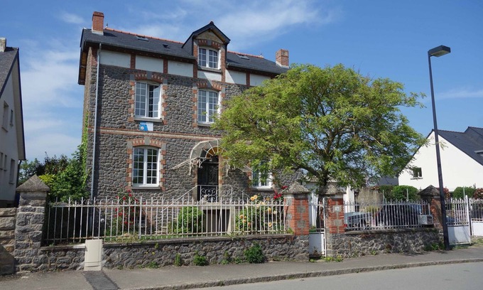 Tinteniac House | Family home/Artist. Halfway between town and sea. Quietly. Ideal for families