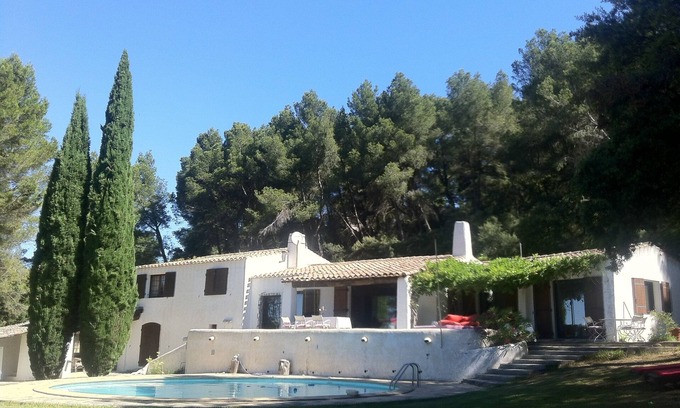 Sorgues Villa | Family home in a pine forest