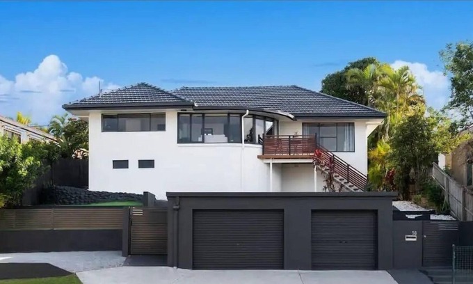 Biggera Waters House | Family home in runaway bay