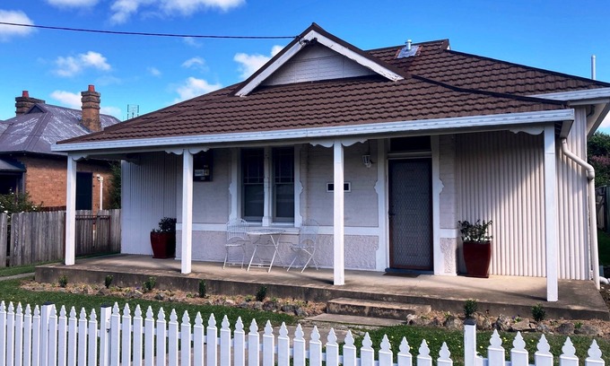 Orange House | Family Home Only 4 Blocks to the CBD