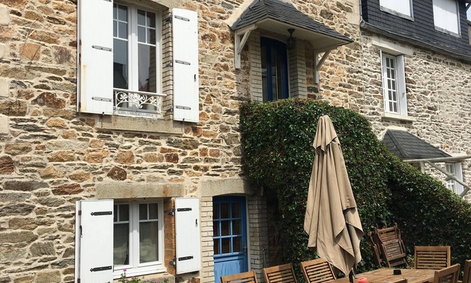 Carantec House | Family home with garden close to beaches