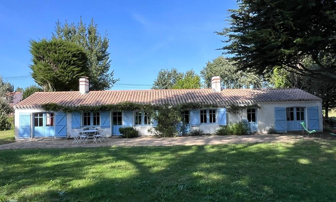Notre-Dame-de-Monts Ski Chalet | Family house for 15 - 1km from the beach - Garden