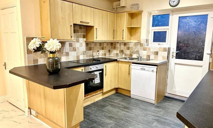 Eastleigh House | Family House in Eastleigh