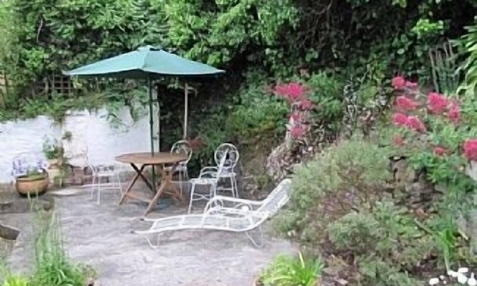 Helford Passage House | Family House, Large Garden, Sunny Terrace, 100 yards to stony beach.