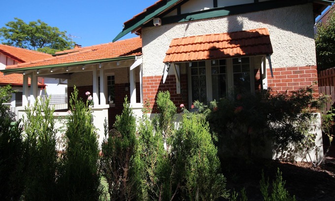 Nedlands House | Family house, Nedlands. Walk to University, QE11, KingsPark, River ,Restaurants