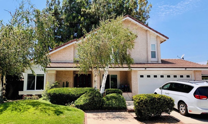 Valencia House | Family, kid and dog friendly, Fenced yard, 3 bed, 3 bath.