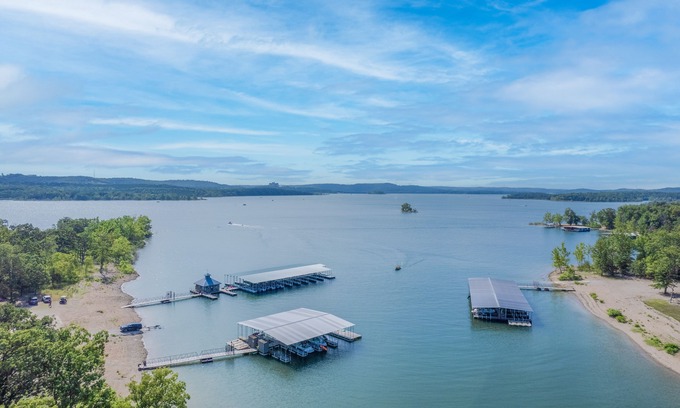 Indian Point Villa | Family Lakefront Cabin Only Minutes from SDC! - Indian Point (C14)