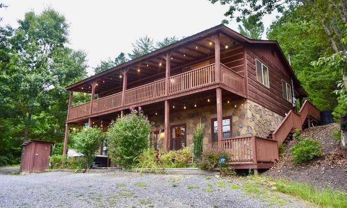 Cosby Cabin | Family Memory Maker: Great Mountain View/Hot tub/Games/Firepit/Private Vineyard