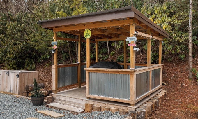 Newland House | Family Mountain Cabin, Fire pit & Game Room
