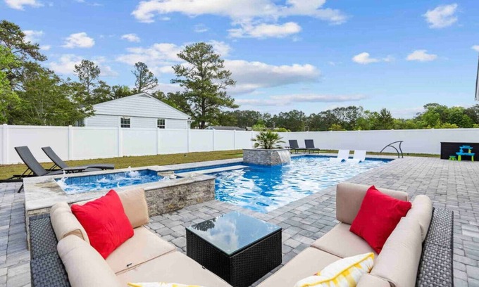 Socastee House | Family Paradise: Pool, Hot Tub, Putting Green & More