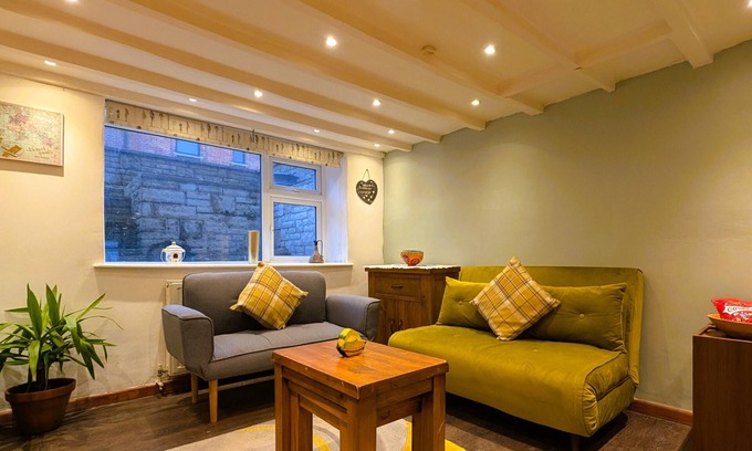 Chipping Norton Cottage | Family/pet friendly stone cottage, own parking & EV charger -Buttercup