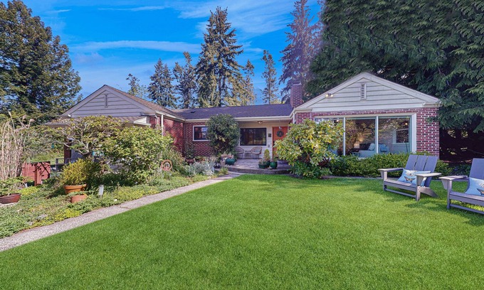 Freeland House | Family/Pet friendly escape with expansive lawn, near Robinson Beach