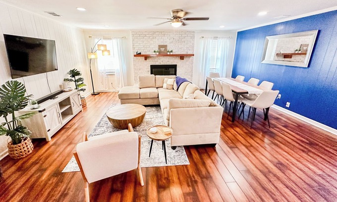 Savannah House | Family & Pet Friendly Home with Fenced Yard, between Downtown & Tybee!