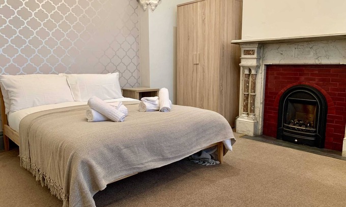 Willenhall House | Family-Ready 6BR House Near City and Stadiums