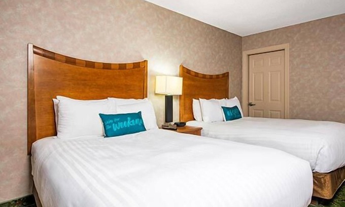 Osage Beach Hotel | Family Retreat! 2 Great Units, Pool, Free Parking, Near Lake of the Ozarks