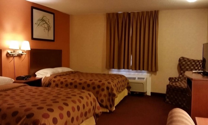 Foxboro Hotel | Family Retreat! 3 Relaxing Units, Free Parking, Quick Drive to Gillette Stadium!