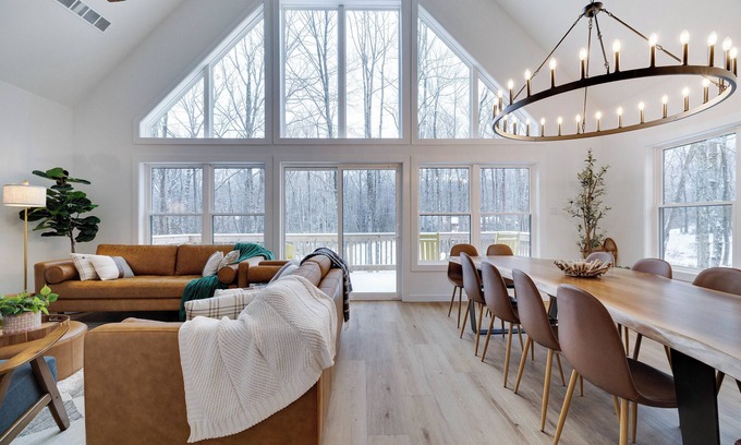 Jim Thorpe Ski Chalet | Family retreat: 5 bedroom modern chalet with Hot Tub, Bonfire, Mini Golf & More!