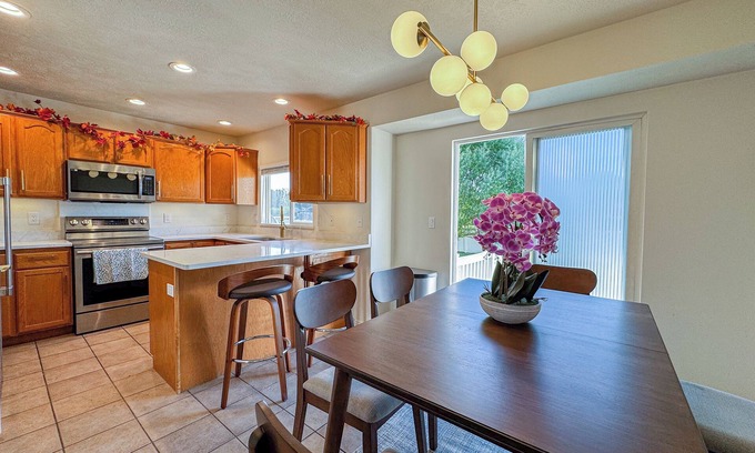 West Valley City House | Family Retreat Near SLC Airport 6 BR 3.5 Bath