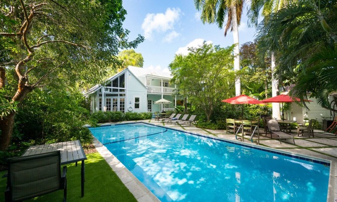 White St. Gallery House | Family Reunion Compound - Great for Groups! Large pool.