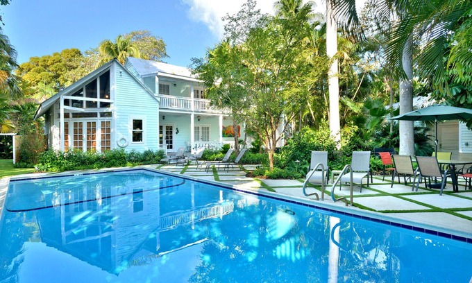 White Street Gallery District House | Family Reunion - Pool Garden Compound