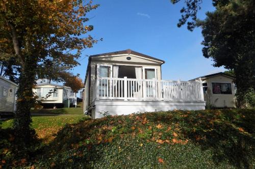 Hamworthy House | Family Seaside Retreat Private Stay at 5-Star Rockley Holiday Park Poole