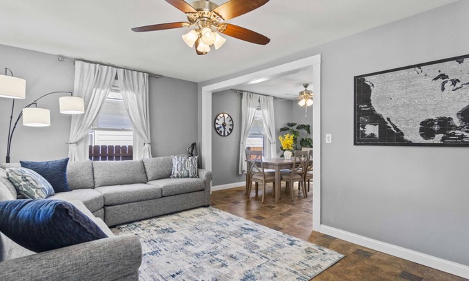 Fort Wayne House | Family Sized & 2 Living Rooms!