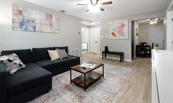Cedar Crest House | Family-sized 3-BR Home by Downtown Dallas & Art District