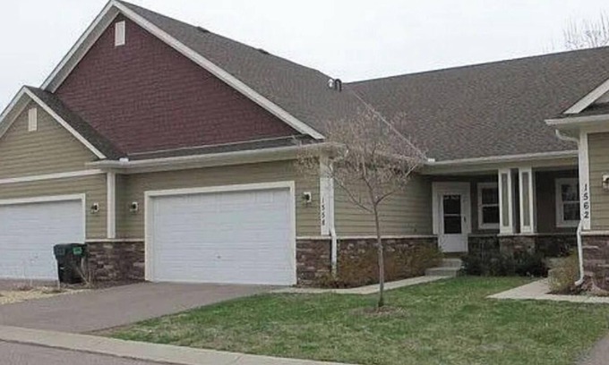 West St. Paul House | Family-sized townhouse adjacent to the River to River Greenway Trail