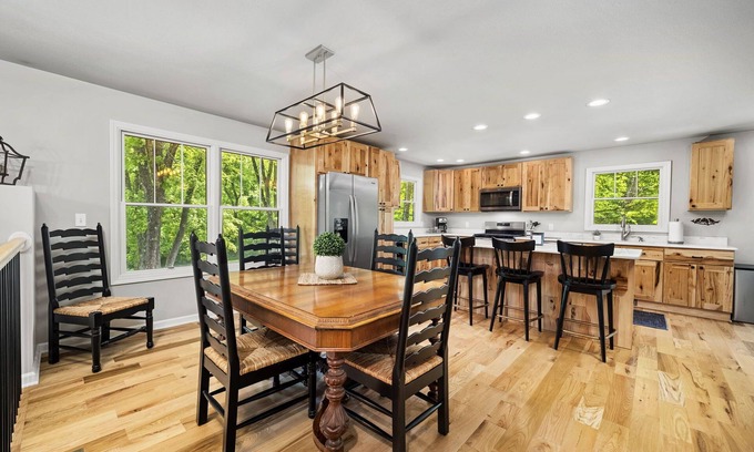 Simpson House | Family Stargazing Retreat Near Hiking