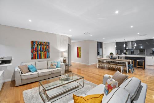 Karrinyup House | Family Vacation Escapade Shops Beach and Sun Await