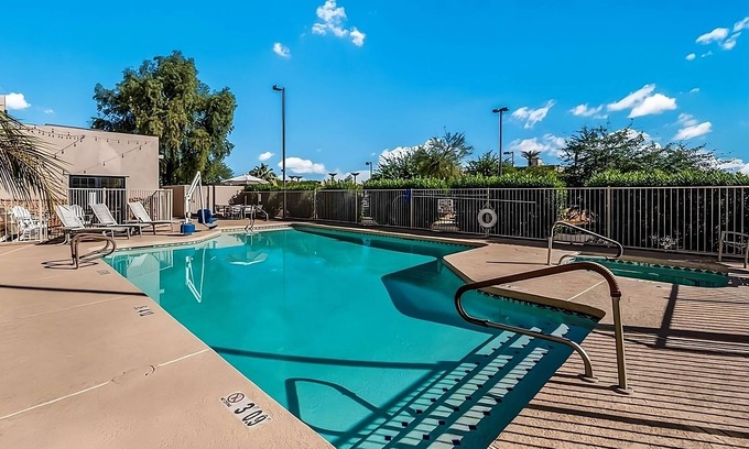 Palm Valley Hotel | Family Vacay awaits! Spacious Unit, Pool, Free Breakfast, Wifi, and Parking