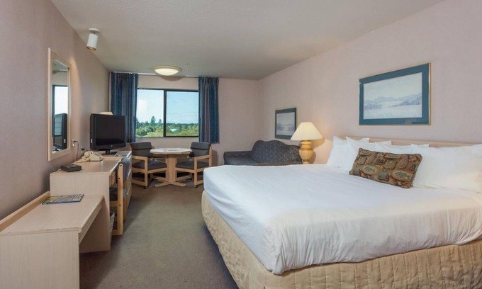 Warrenton Hotel | Family Vacay! Comfy Unit, Pool, Sauna and Gym