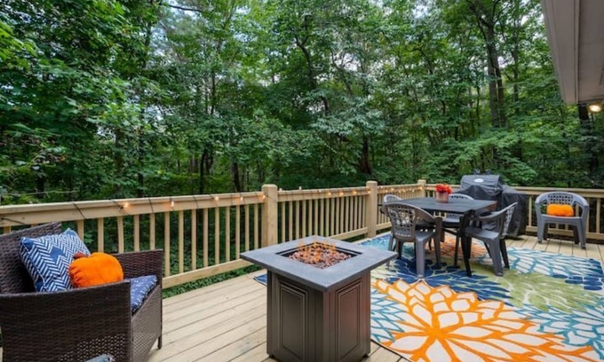 Ellijay Cabin | Family Vacay in the MTN's with Hot Tub, Fire pit, Pools & Dog Friendly w/Games